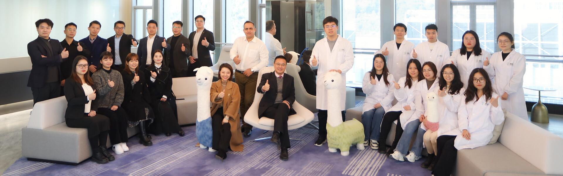 点燃现在 · 照亮未来 · 共赴未来